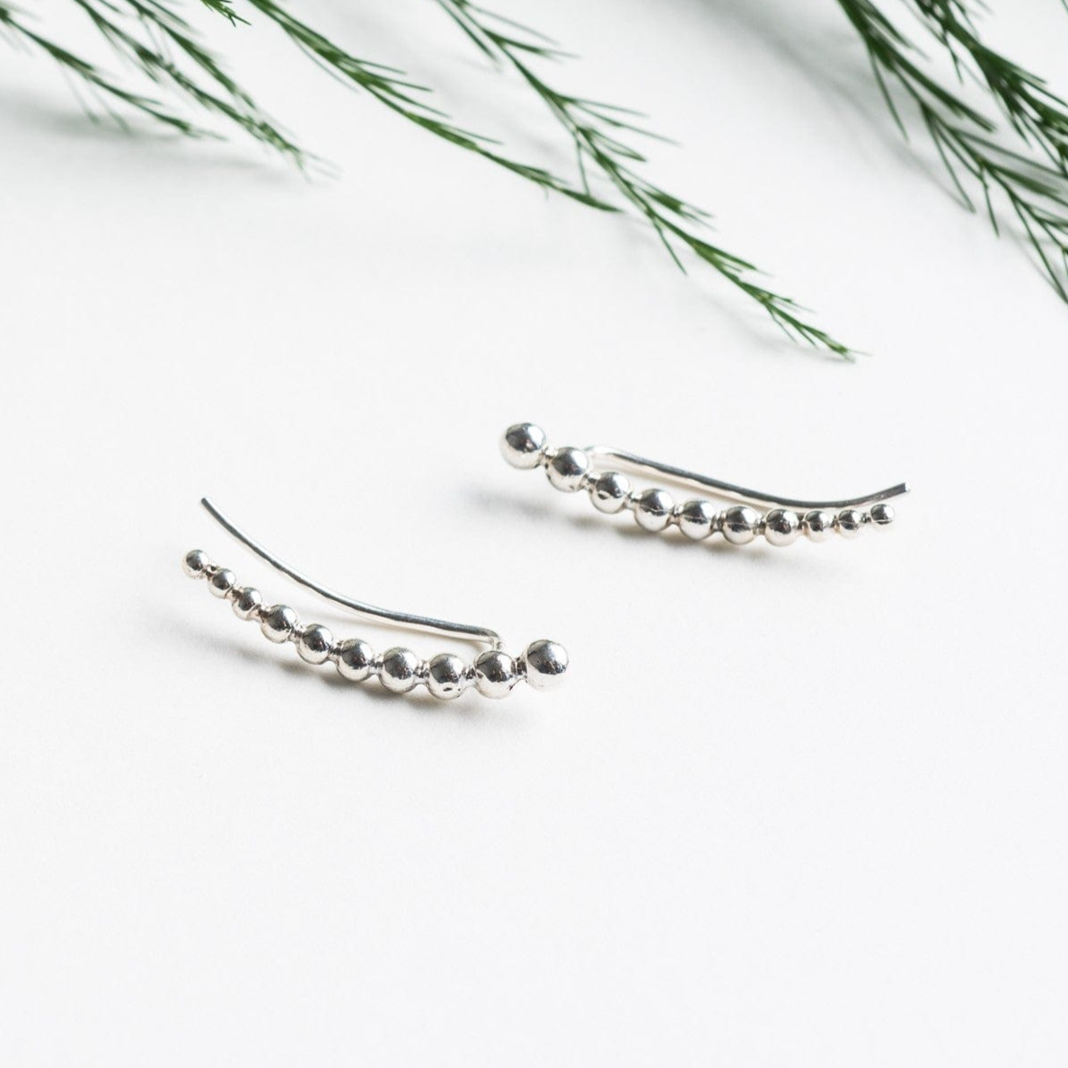 Centauri • Boucles grimpe-oreilles en argent sterling au perles graduées