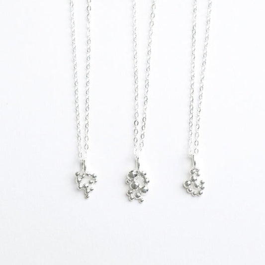 Clust • Pendentif en argent sterling avec granules organiques