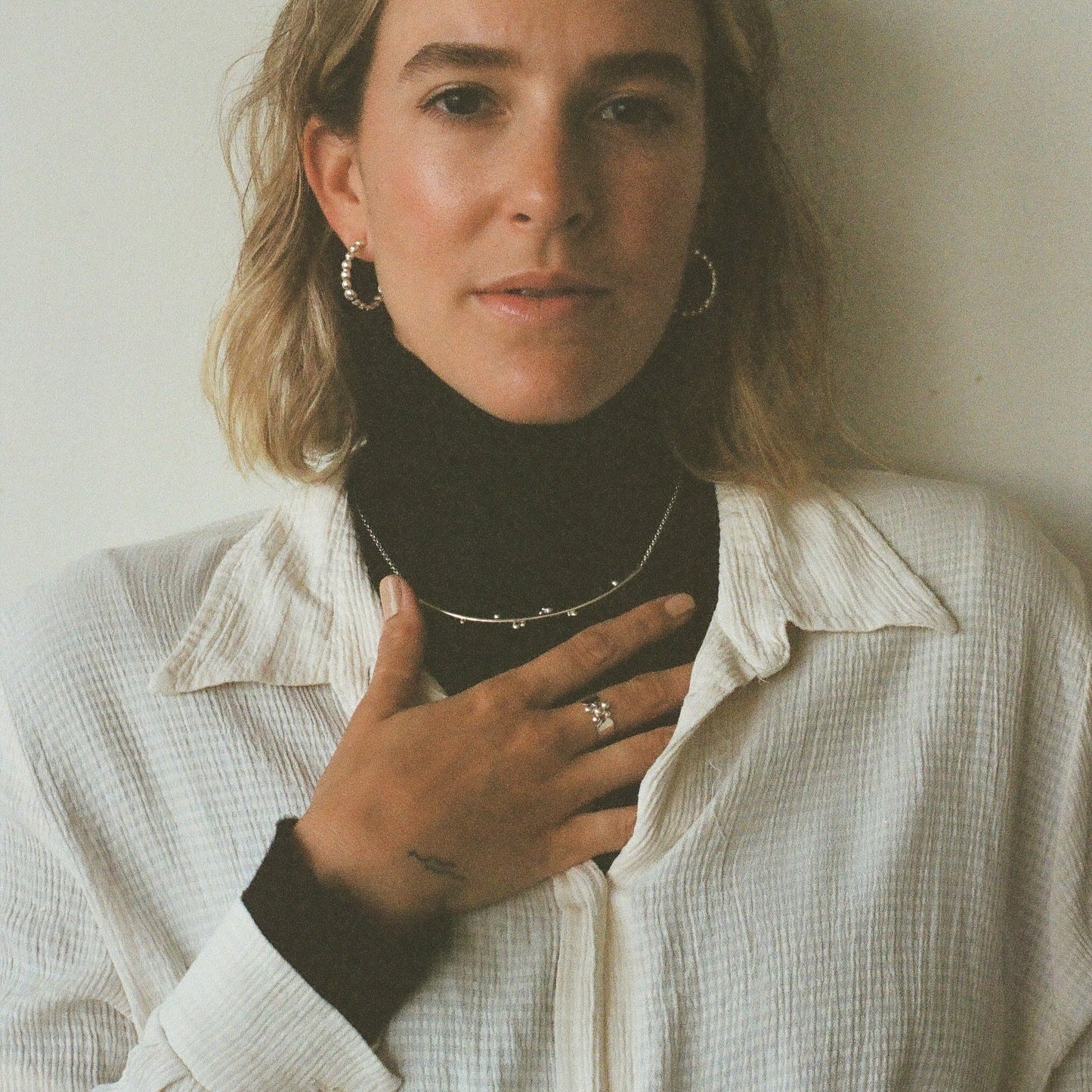 Semi-rigid half-moon necklace in sterling silver • Colombe