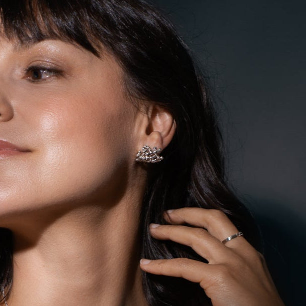 Puces huggie en argent sterling avec cluster de granules portées à l’oreille.