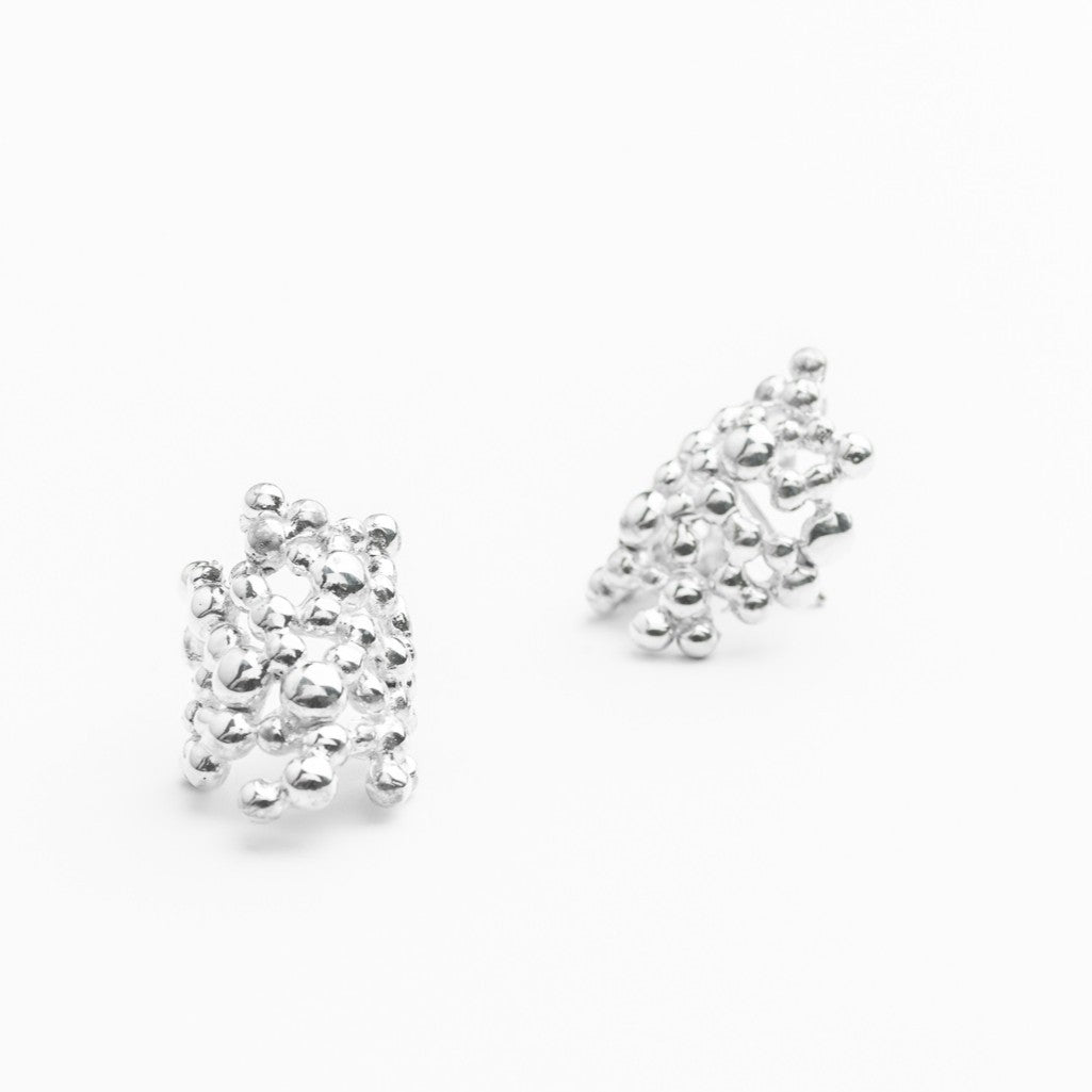 Puces huggie en argent sterling avec cluster de granules argentées.
