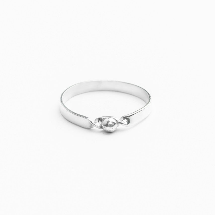 Bague jonc twist en argent sterling récupéré avec granule centrale délicate.