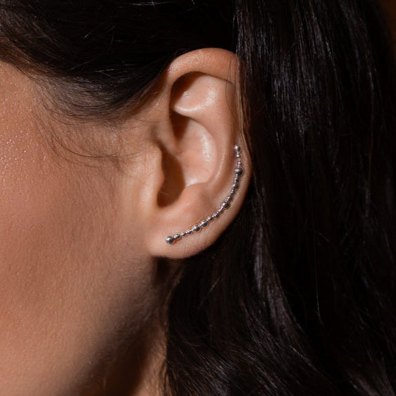 Grimpe-oreilles en argent sterling couvrant le lobe, portées à l’oreille.