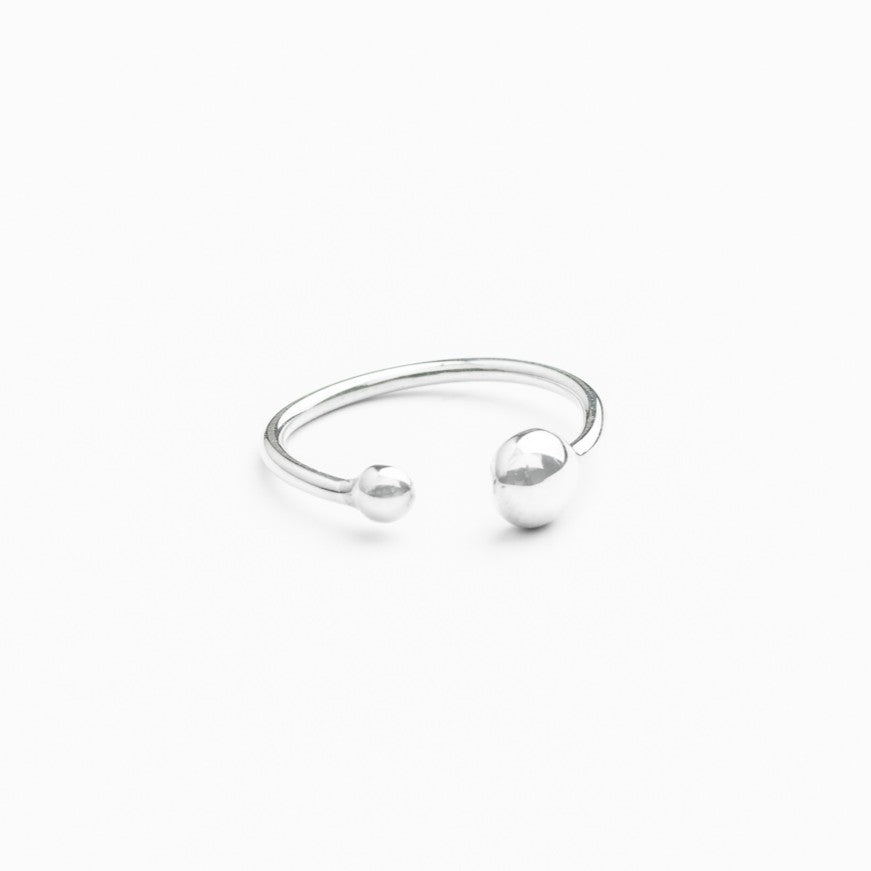 Bague ajustable ouverte en argent sterling récupéré avec deux granules asymétriques.
