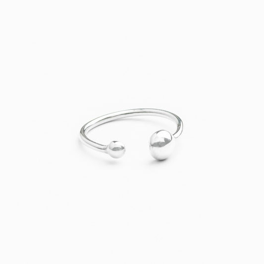 Bague ajustable ouverte en argent sterling récupéré avec deux granules asymétriques.