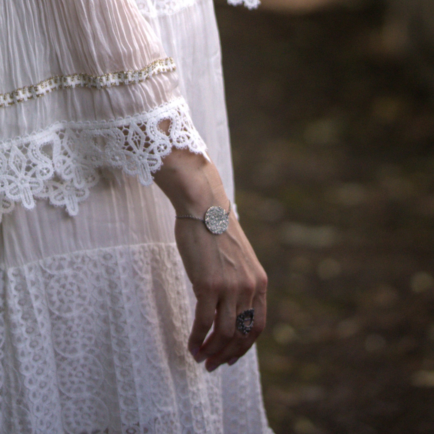 Bracelet Caph en argent sterling porté au poignet dans une photo d’ambiance