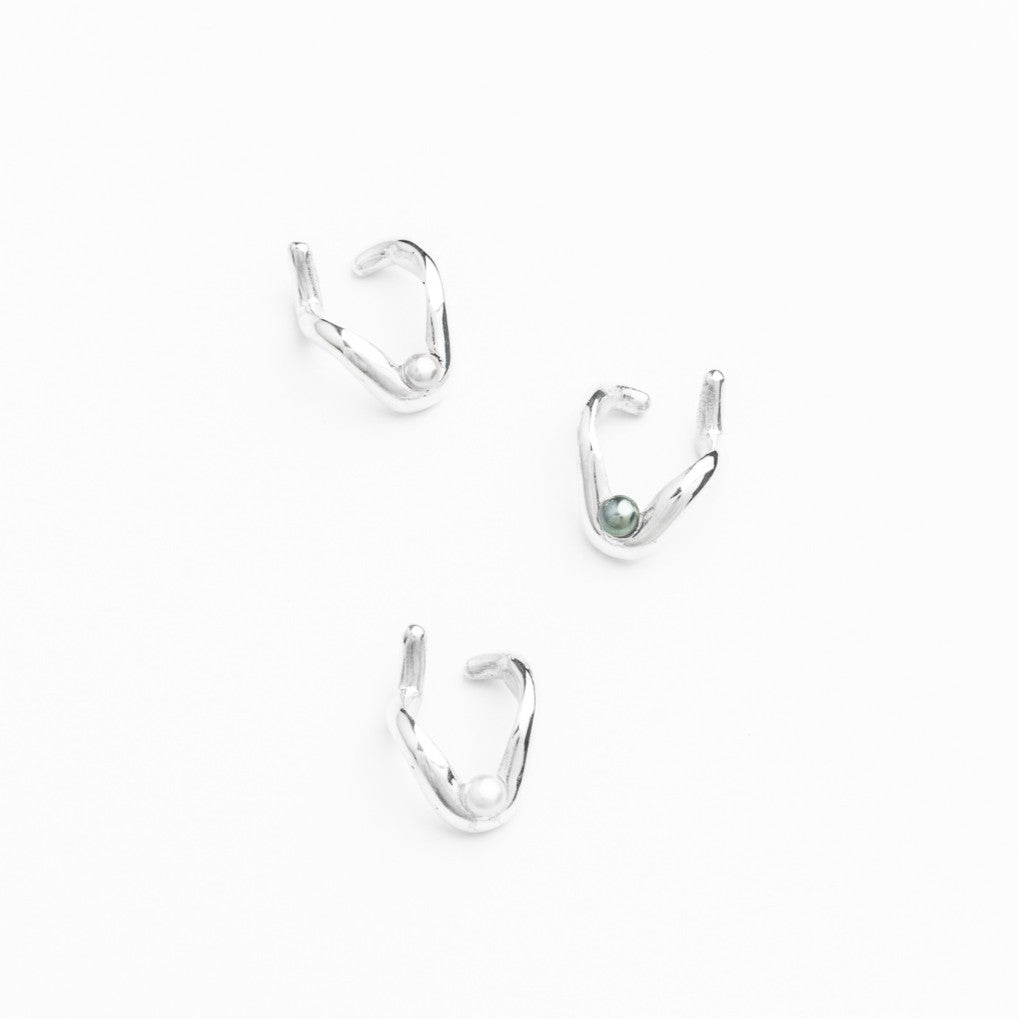 Bague d’oreille en argent sterling ondulée avec perle, vendue à l’unité (gauche ou droite).