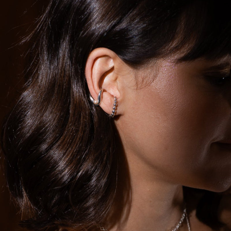 Boucles hug en argent sterling avec granules dégradées portées à l’oreille.