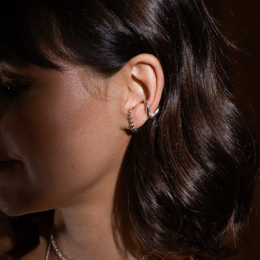 Boucles hug en argent sterling avec granules dégradées portées à l’oreille.