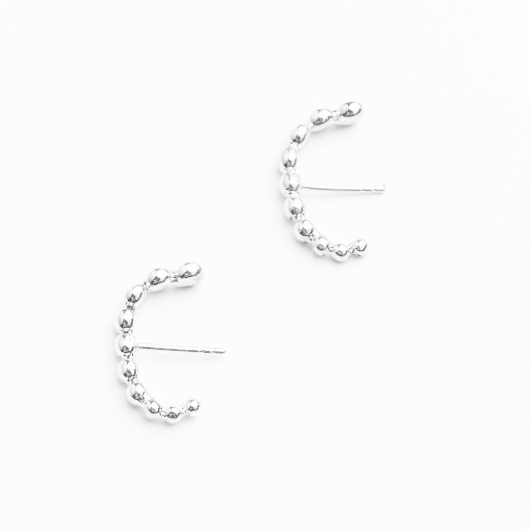 Boucles huggies en argent sterling avec dégradé de granules délicates.