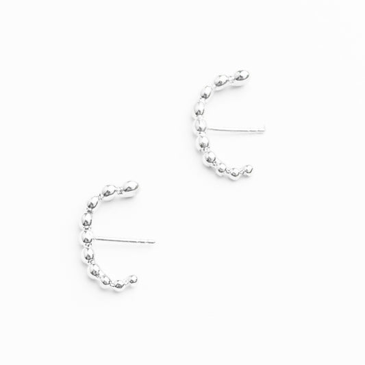 Boucles huggies en argent sterling avec dégradé de granules délicates.