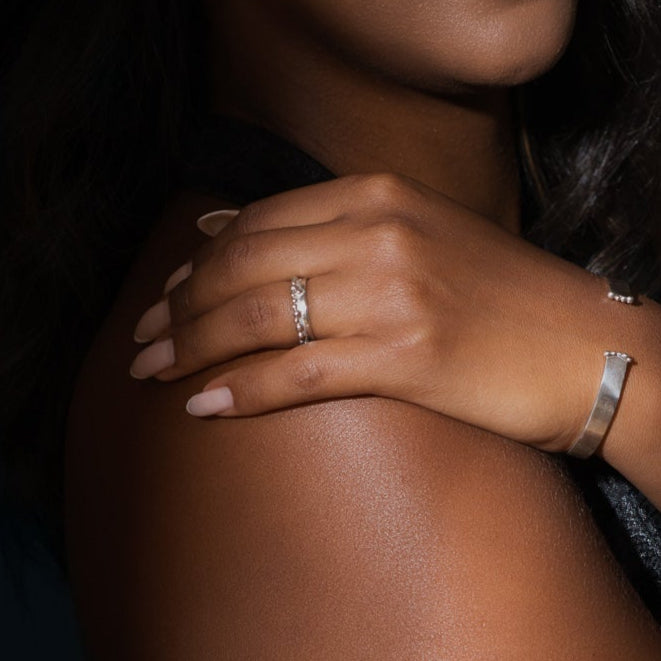 Bague jonc demi-granules en argent sterling portée au doigt.