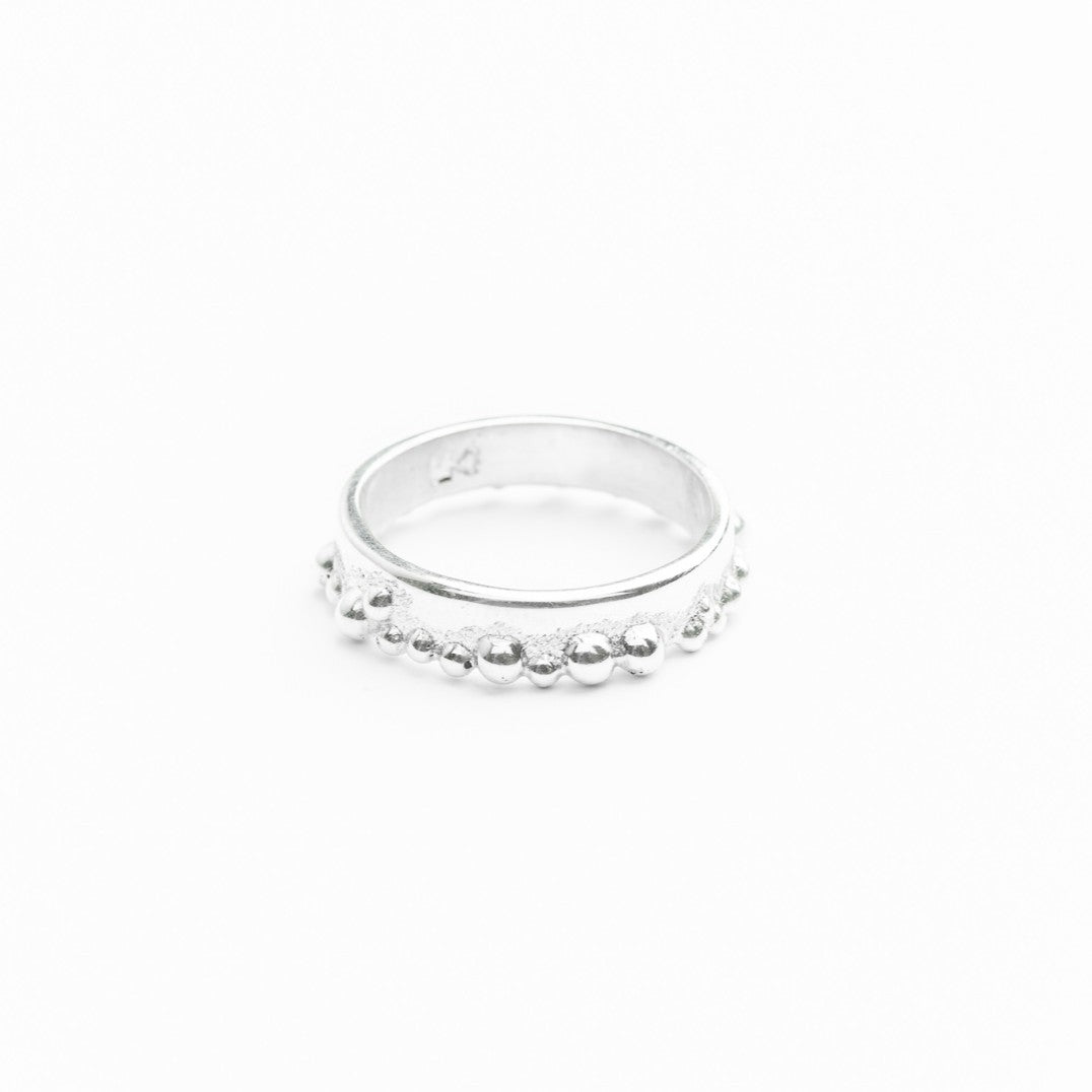 Bague jonc plaqué en argent sterling décorée d’une demi-ligne de granules.
