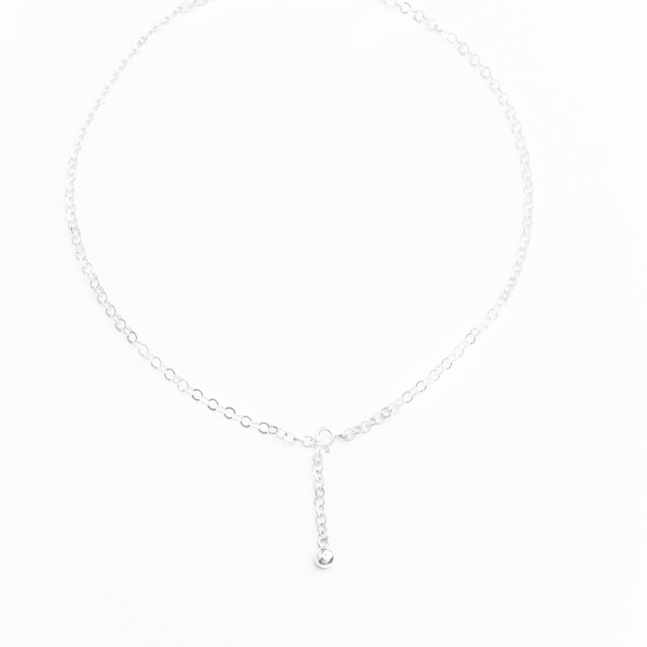 Collier chaîne à maillons ronds en argent sterling avec breloque brillante.