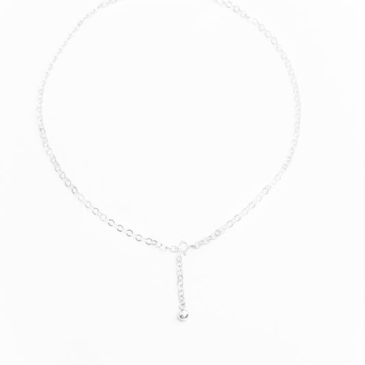 Collier chaîne à maillons ronds en argent sterling avec breloque brillante.