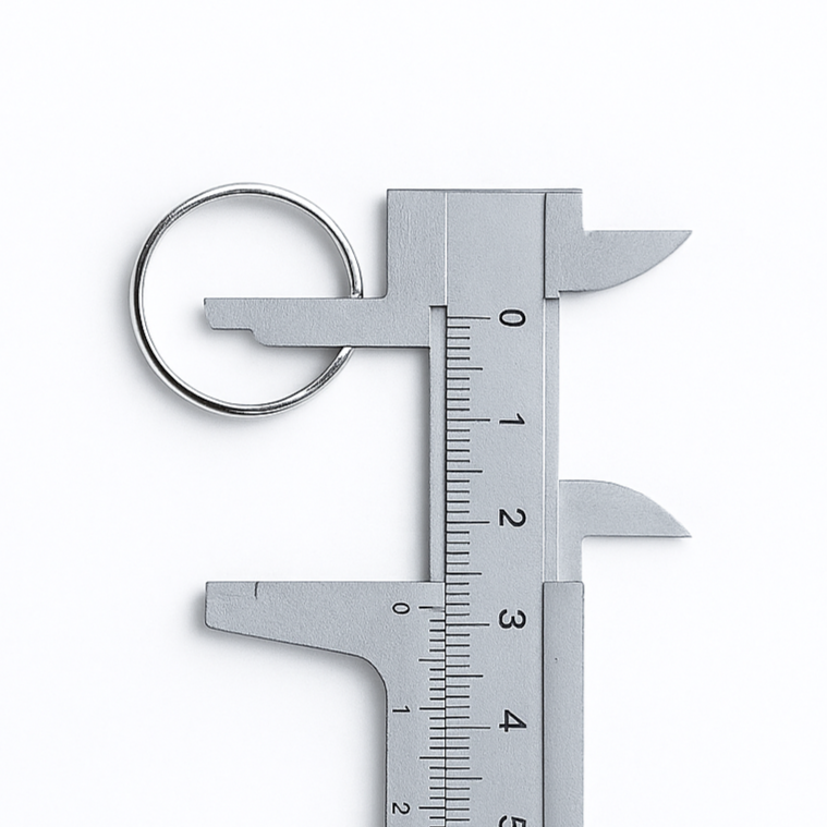 Illustration montrant comment mesurer le diamètre intérieur d’une bague à l’aide d’une règle pour déterminer sa taille exacte.