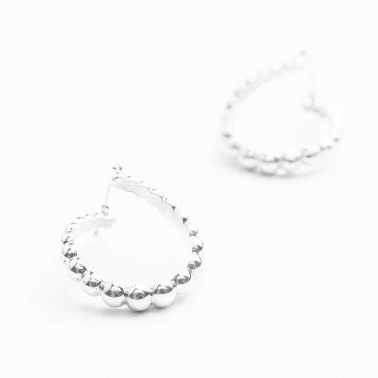Boucles dormeuses rondes en argent sterling avec granules dégradées.