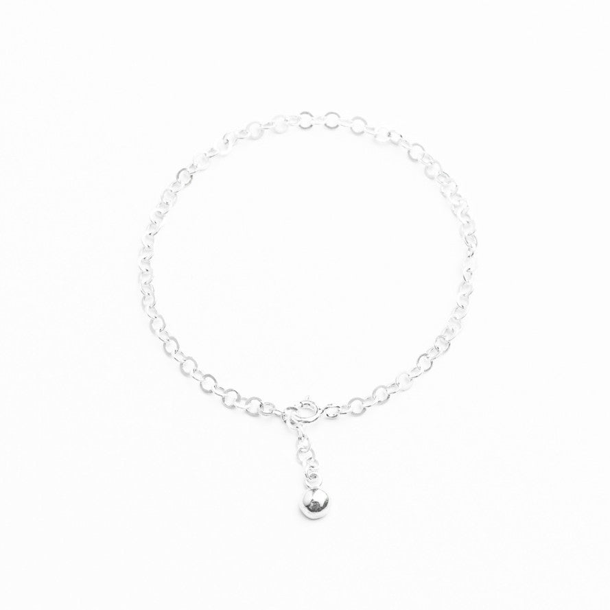 Bracelet chaîne ronde brillante en argent sterling récupéré avec breloque délicate.