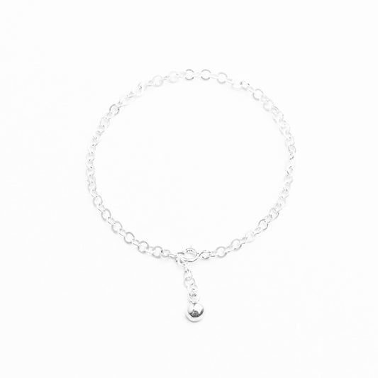 Bracelet chaîne ronde brillante en argent sterling récupéré avec breloque délicate.