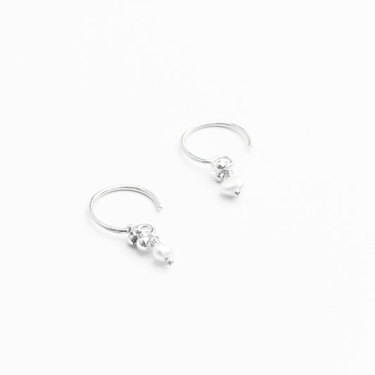 Anneaux asymétriques en argent sterling avec breloques de perles naturelles AA (blanches, roses ou noires).