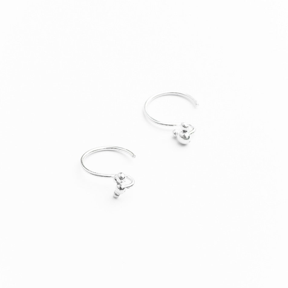 Boucles d’oreilles anneaux asymétriques en argent sterling avec granules, faits main au Québec.