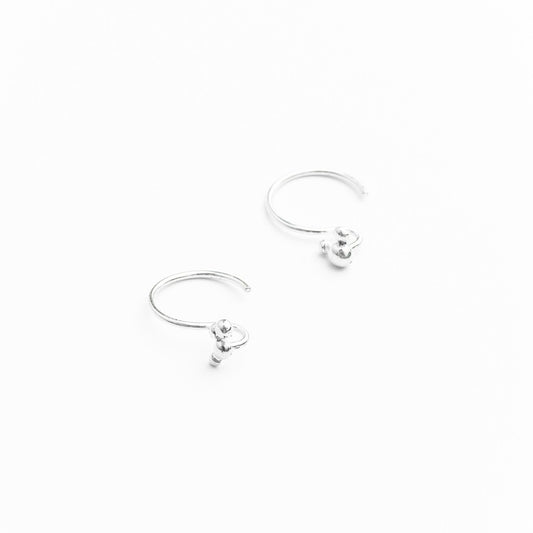 Boucles d’oreilles anneaux asymétriques en argent sterling avec granules, faits main au Québec.