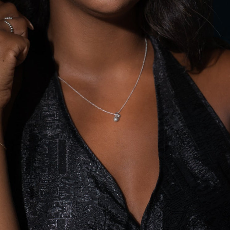 Collier en argent récupéré avec pendentifs granules porté au cou.