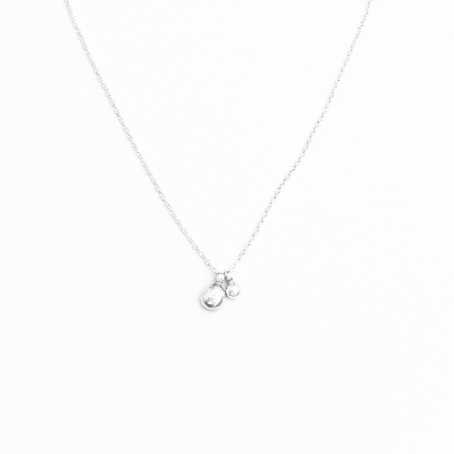 Collier en argent sterling récupéré avec deux pendentifs granules, chaîne ajustable 3 tailles.