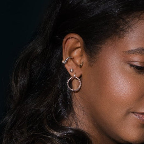 Puce granule en argent récupéré portées à l’oreille.