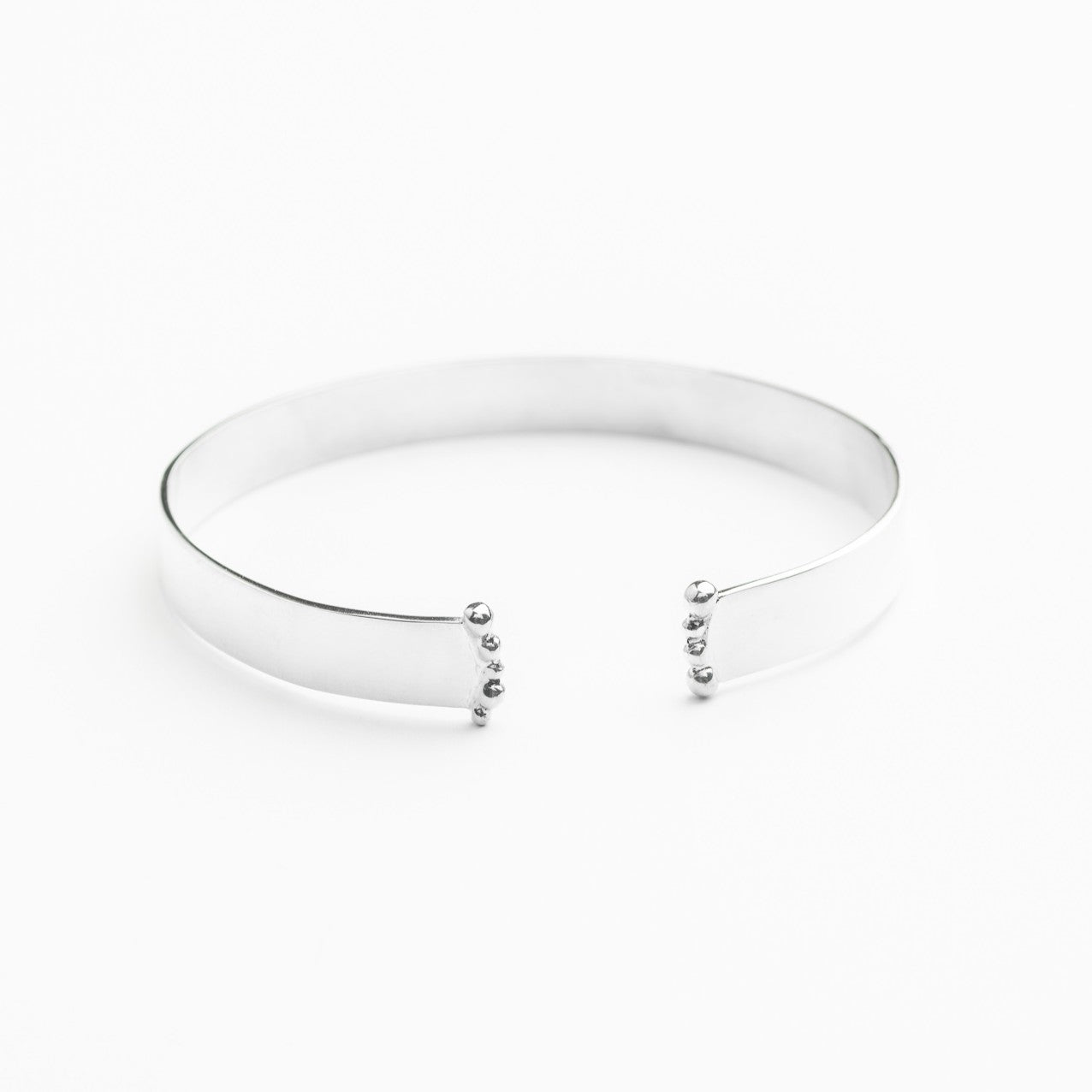 Bracelet rigide ouvert en argent sterling avec extrémités décorées de granules.