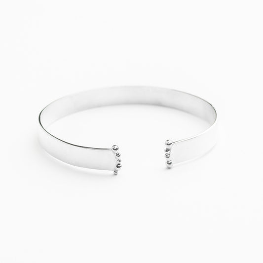 Bracelet rigide ouvert en argent sterling avec extrémités décorées de granules.
