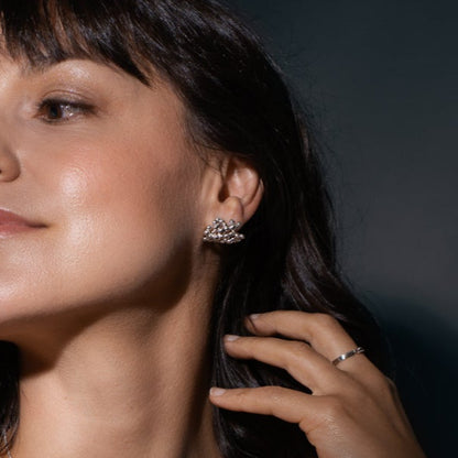 Puces huggie en argent sterling avec cluster de granules portées à l’oreille.