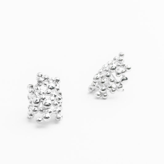 Puces huggie en argent sterling avec cluster de granules argentées.