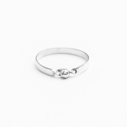 Bague jonc twist en argent sterling récupéré avec granule centrale délicate.
