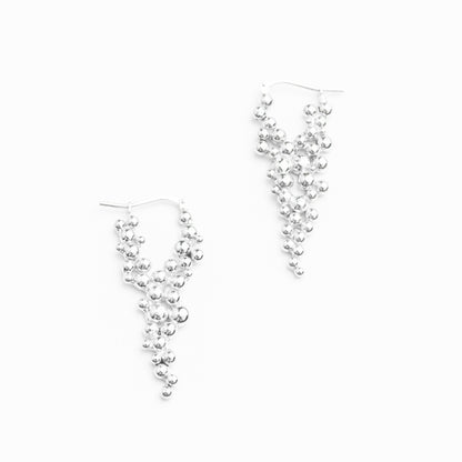 Boucles dormeuses en argent sterling avec cascade de granules argentées.
