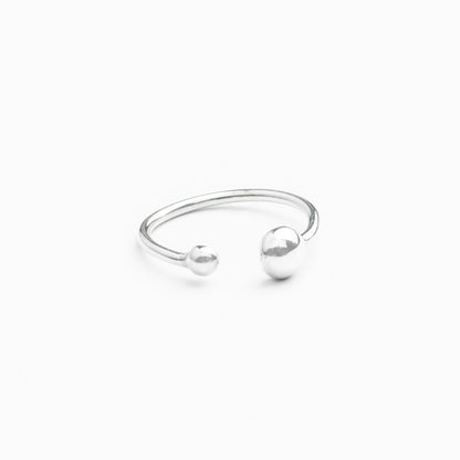 Bague ajustable ouverte en argent sterling récupéré avec deux granules asymétriques.