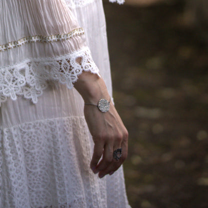 Bracelet Caph en argent sterling porté au poignet dans une photo d’ambiance