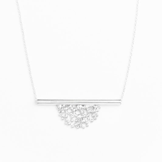 Collier en argent sterling avec pendentif tube et cluster de granules demi-lune, chaîne ajustable.