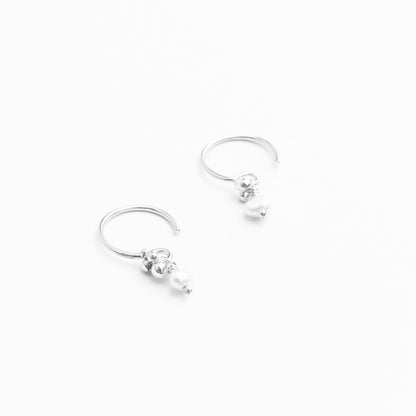 Anneaux asymétriques en argent sterling avec breloques de perles naturelles AA (blanches, roses ou noires).